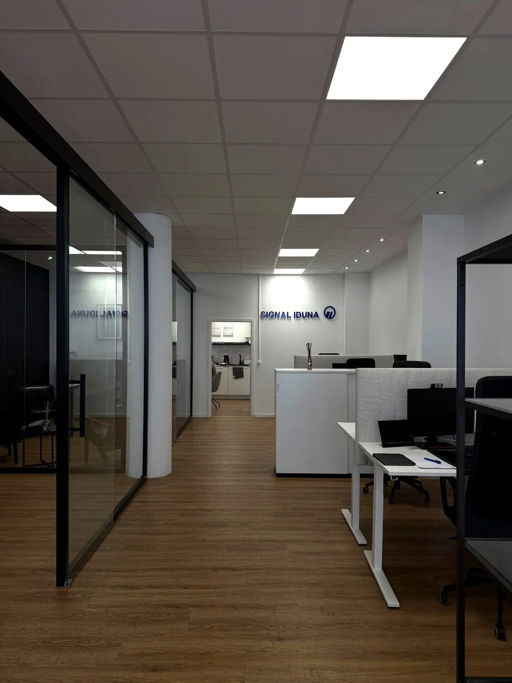 Workstations and meeting rooms in the Cologne office