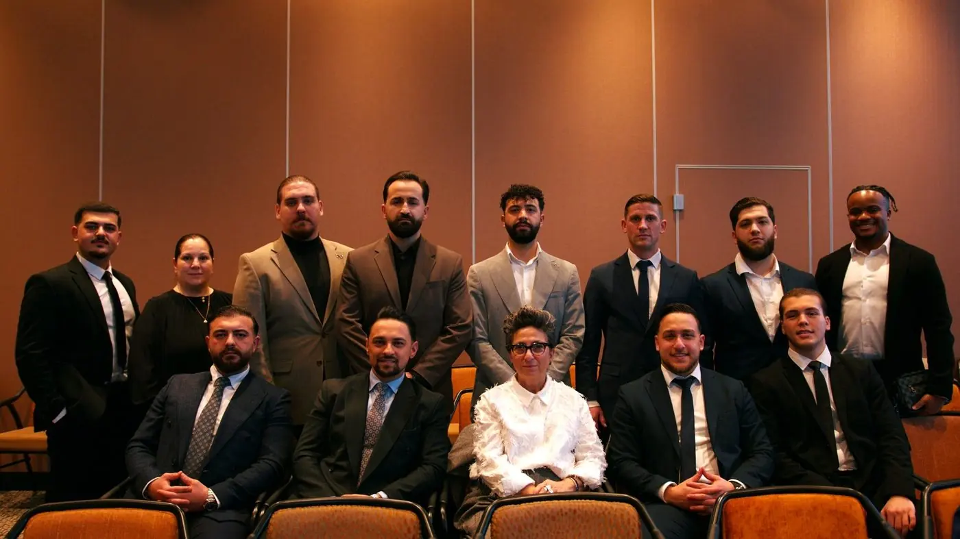 Group photo of the SIGNAL IDUNA team at the Cologne office